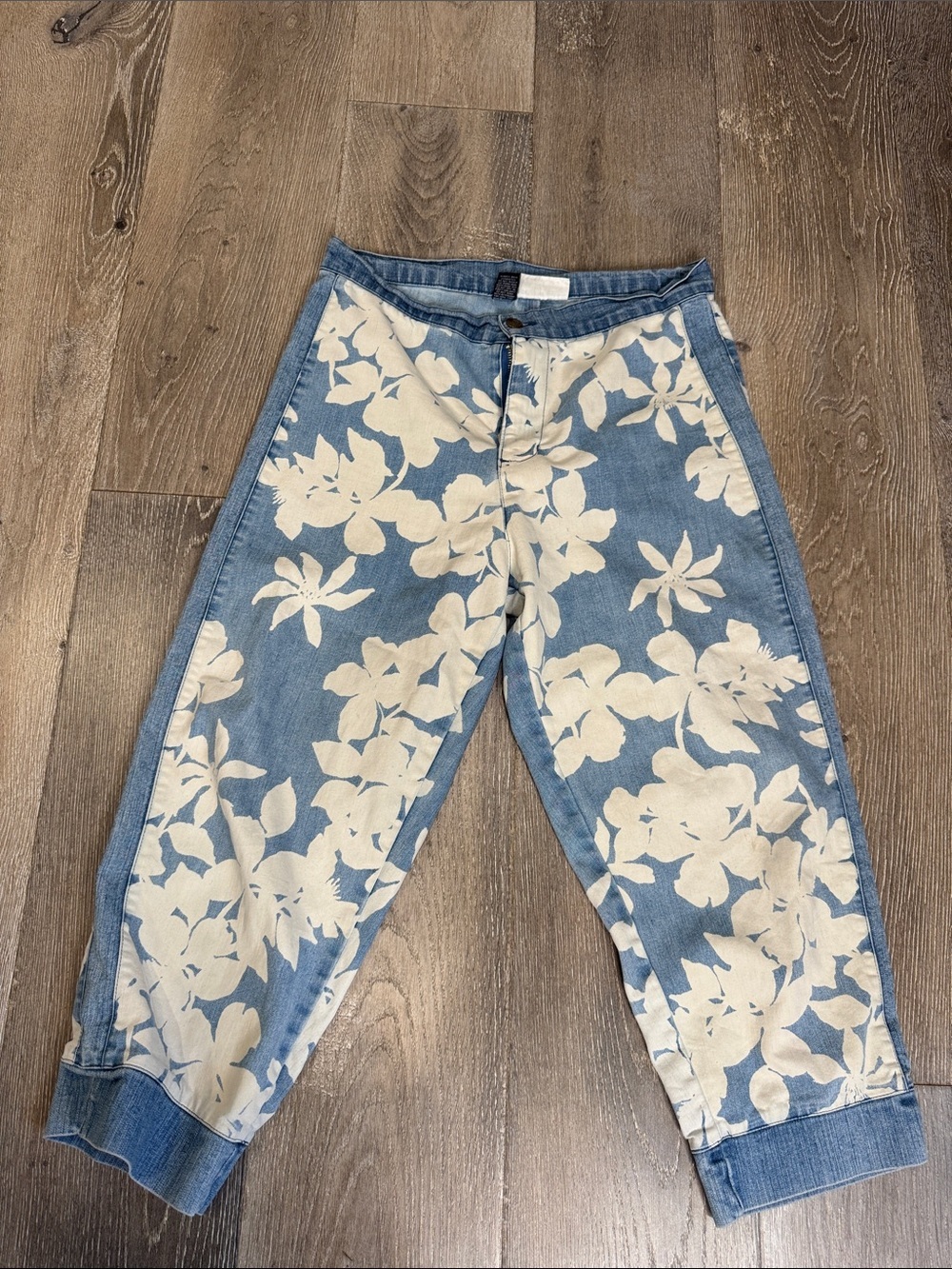 bill blass Light Blue Denim Cropped Jeans with Cream Floral Overlay 0761
